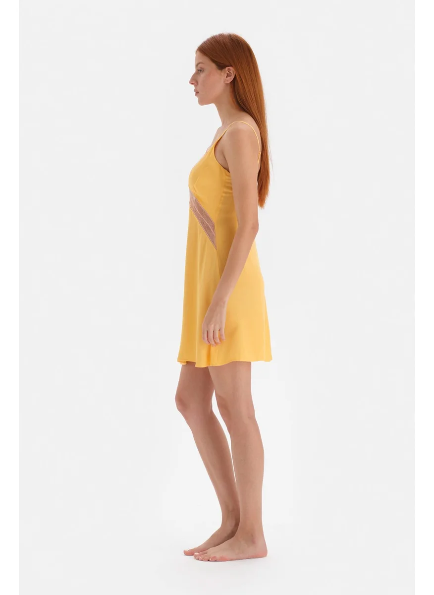 داجي Yellow Lace Garnished Strap Woven Nightgown