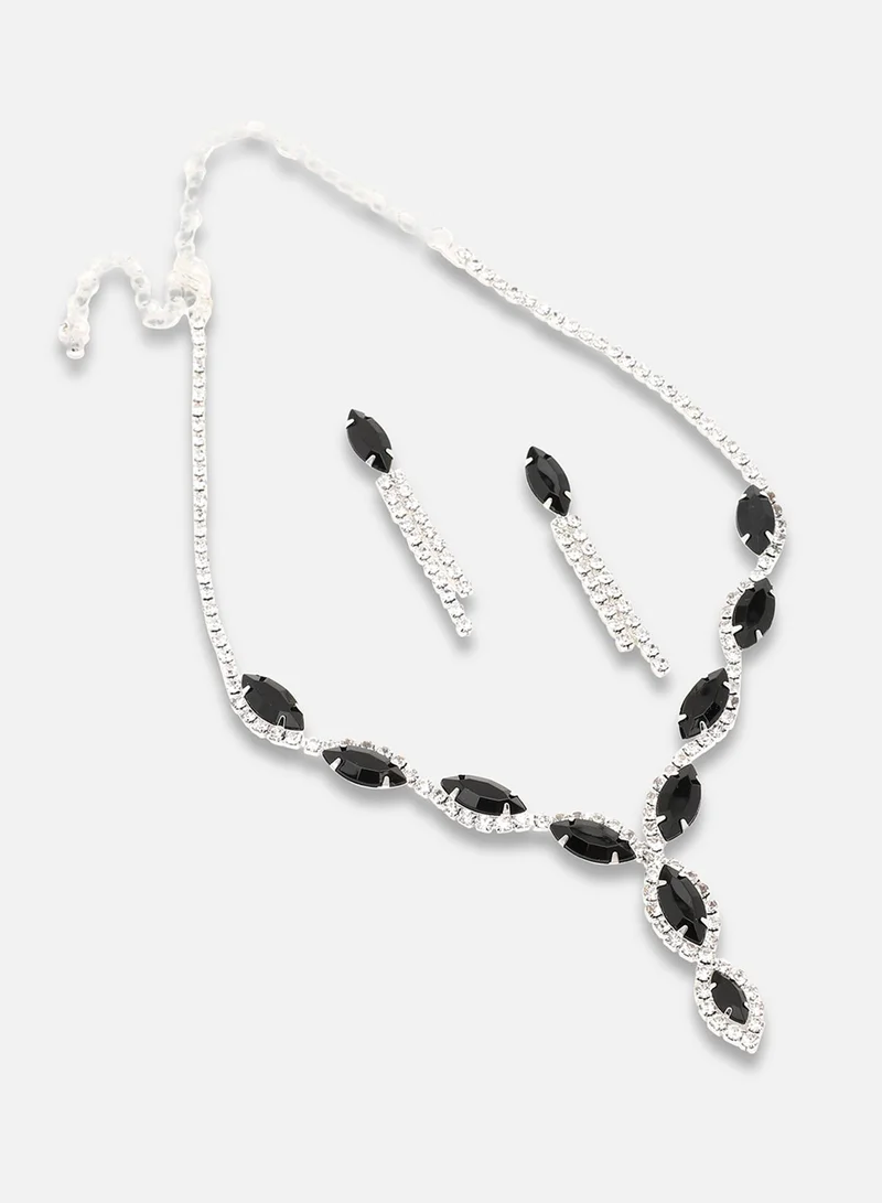 سوهي طقم قلادة وأقراط من الحجر مصمم للحفلات مطلي بالفضة