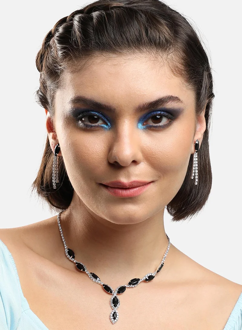 سوهي طقم قلادة وأقراط من الحجر مصمم للحفلات مطلي بالفضة