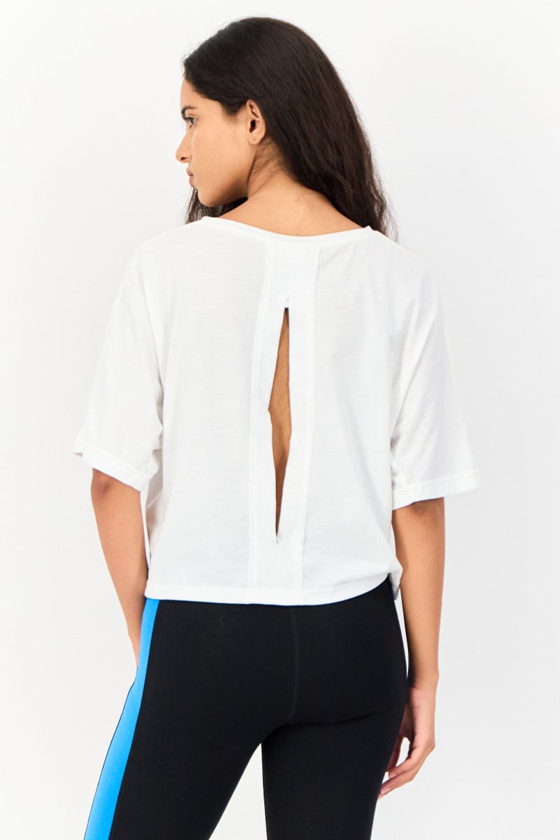 Reebok تي شيرت رياضي نسائي قصير الأكمام في الهواء الطلق، أبيض - Image 2