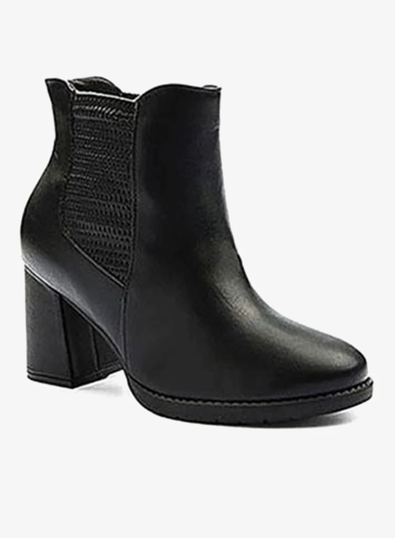 Cuple Classic boots crafted for timeless style.