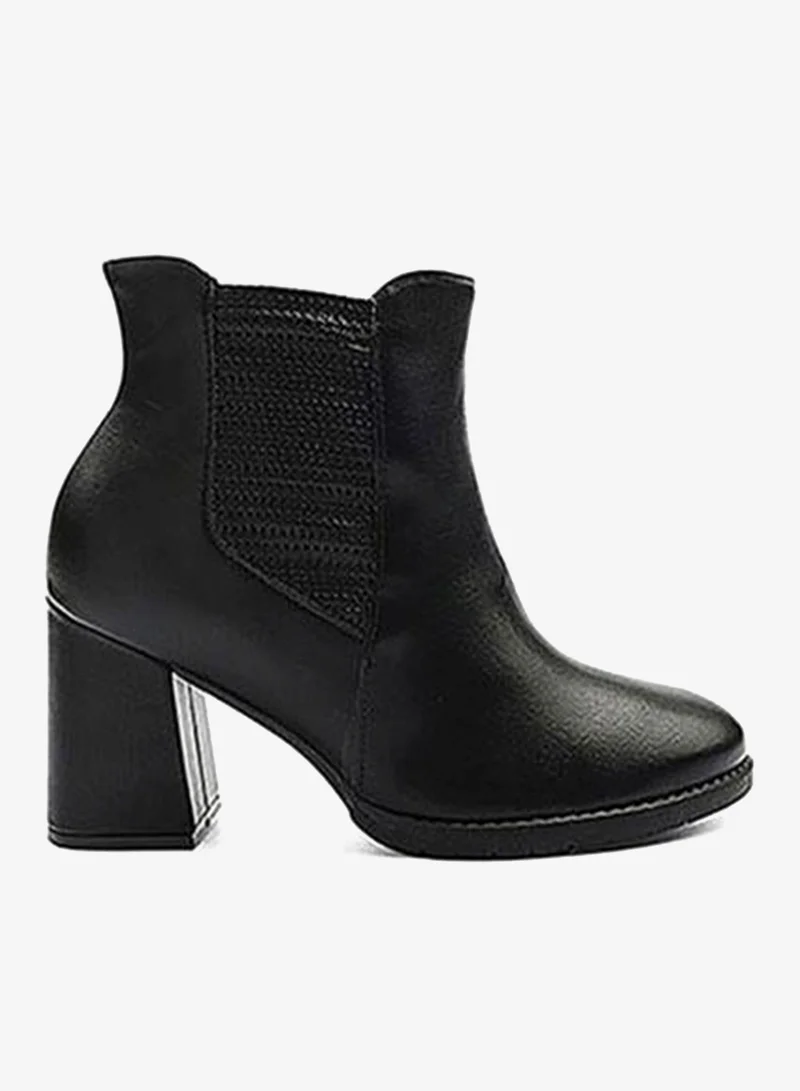 Cuple Classic boots crafted for timeless style.