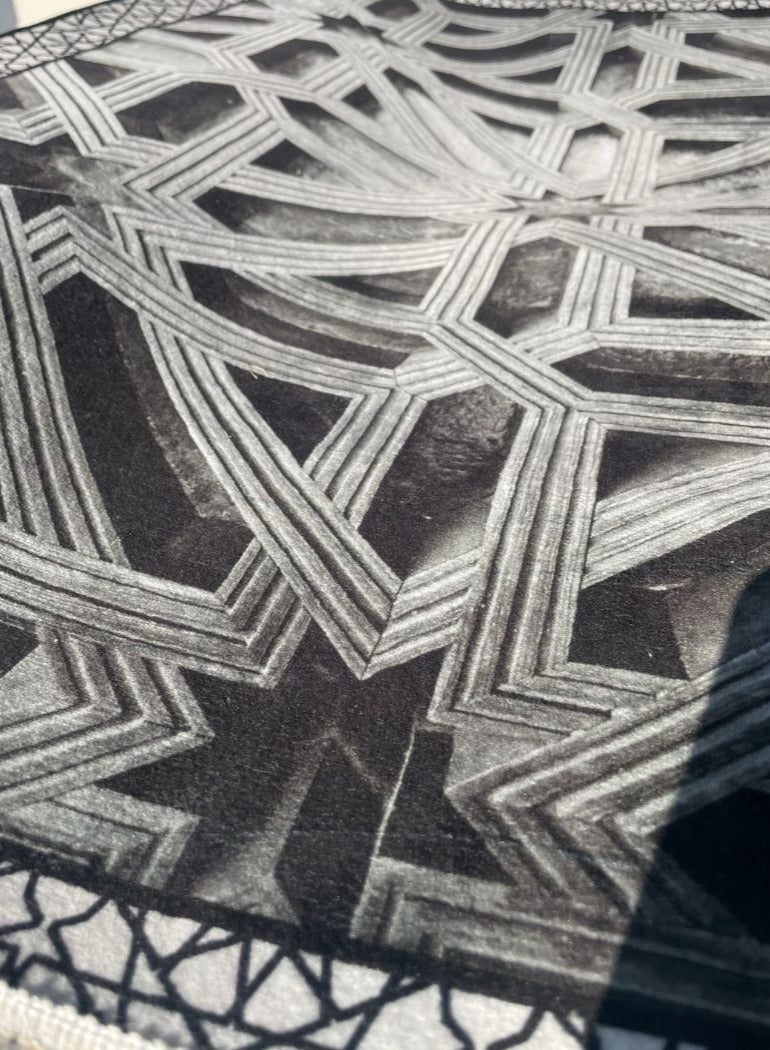 مشكاة نور سجادة صلاة مشكاة نور – موديل خوارزمية | أسود رمادي أنيق | قماش ناعم (110×70 سم) | أنماط هندسية إسلامية عالية الدقة - Image 2