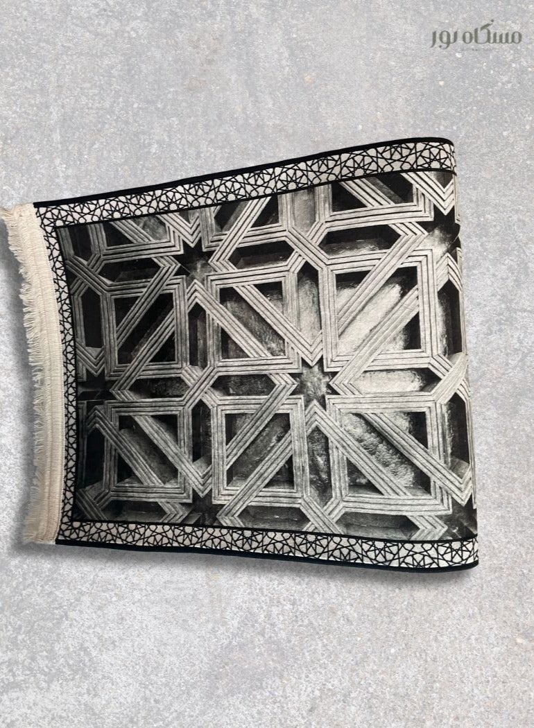 مشكاة نور سجادة صلاة مشكاة نور – موديل خوارزمية | أسود رمادي أنيق | قماش ناعم (110×70 سم) | أنماط هندسية إسلامية عالية الدقة - Image 1