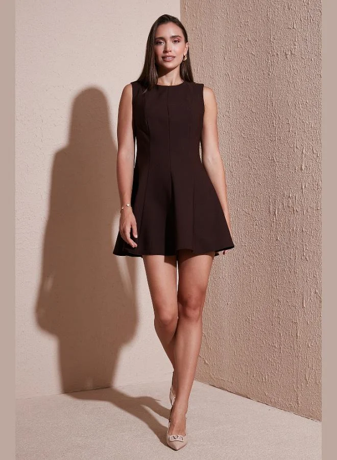 ليلا فستان ليلا قصير بقصة عادية وياقة دائرية وكشكش للنساء