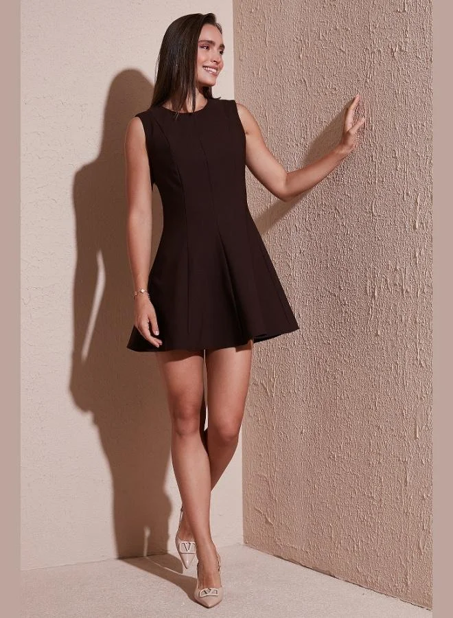 ليلا فستان ليلا قصير بقصة عادية وياقة دائرية وكشكش للنساء