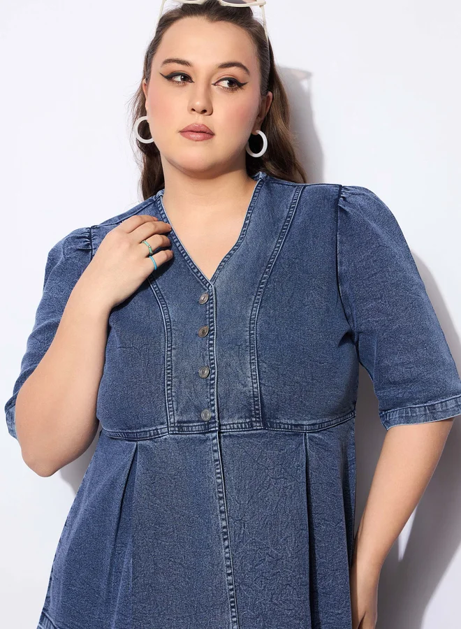 SASSAFRAS Plus Size Solid V Neck Denim Metal Button Peplum Top and Jeans Co-Ords