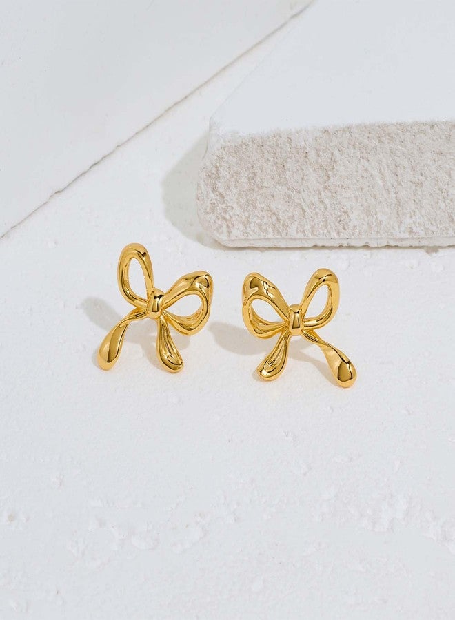 ليلي آند وايت أقراط ليلي آند وايت الذهبية المرصعة بفيونكة للنساء، أقراط كلاسيكية مميزة للمناسبات، مجوهرات أنيقة مرصعة بفيونكة، هدية مثالية. - Image 4