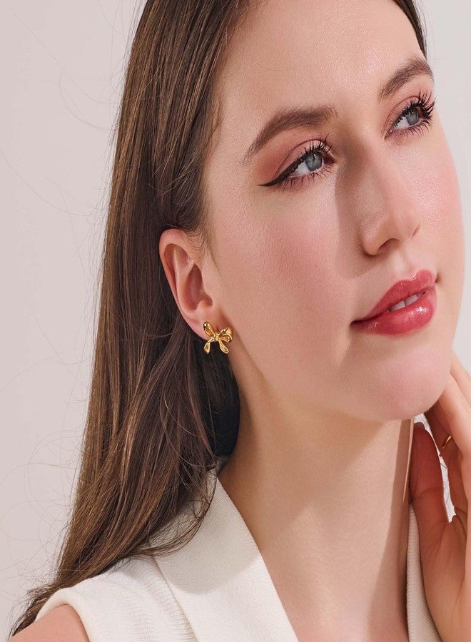 ليلي آند وايت أقراط ليلي آند وايت الذهبية المرصعة بفيونكة للنساء، أقراط كلاسيكية مميزة للمناسبات، مجوهرات أنيقة مرصعة بفيونكة، هدية مثالية. - Image 2