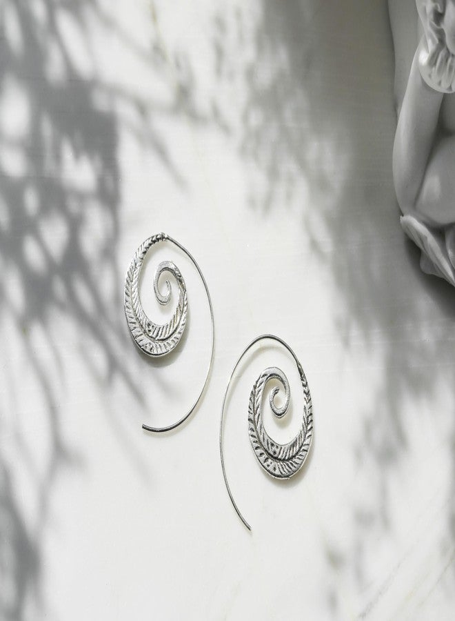 ايرافيدا أقراط حلقية حلزونية من الفضة الإسترلينية من إيرافيدا بتصميم مستوحى من أغصان الريش | أقراط حلقية فضية عصرية خفيفة الوزن | مجوهرات أنيقة مصنوعة يدويًا للاستخدام اليومي والمناسبات الخاصة - Image 2