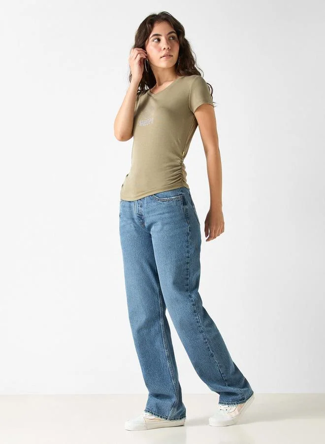 اس بي كاركترز تيشيرت برقبة على شكل حرف  مزين بشخصية سنوبي وأكمام قصيرة