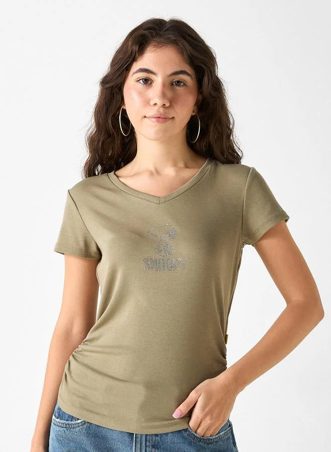 اس بي كاركترز تيشيرت برقبة على شكل حرف  مزين بشخصية سنوبي وأكمام قصيرة