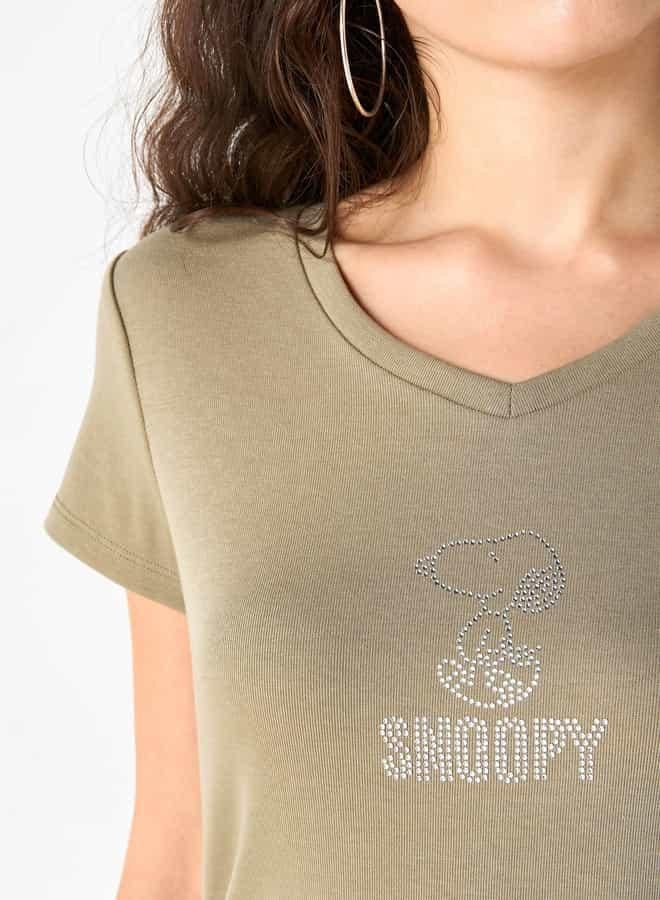 اس بي كاركترز تيشيرت برقبة على شكل حرف  مزين بشخصية سنوبي وأكمام قصيرة - Image 4