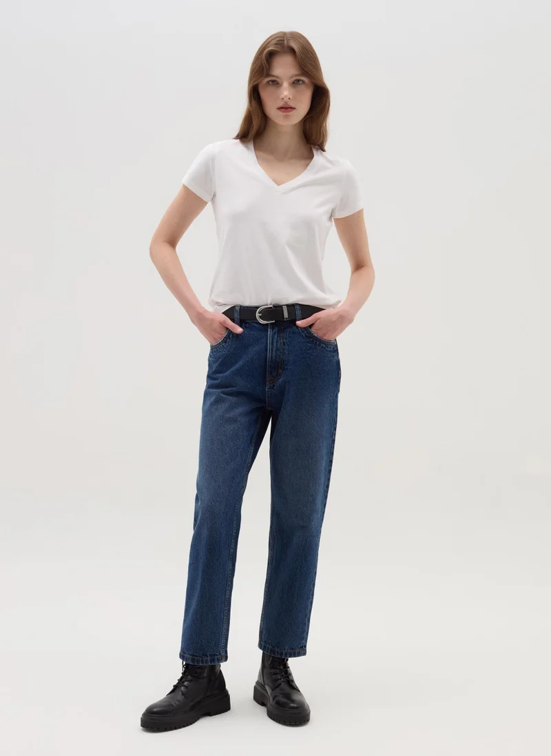 او في اس Solid colour T-shirt with V neck