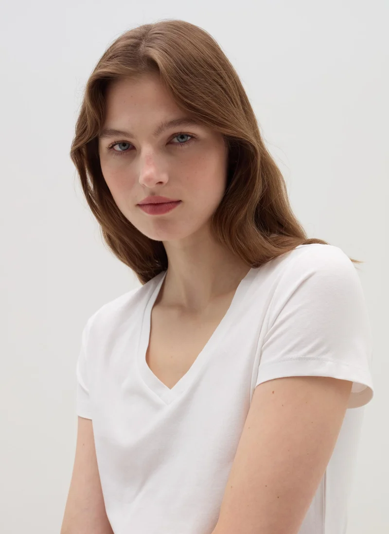 او في اس Solid colour T-shirt with V neck