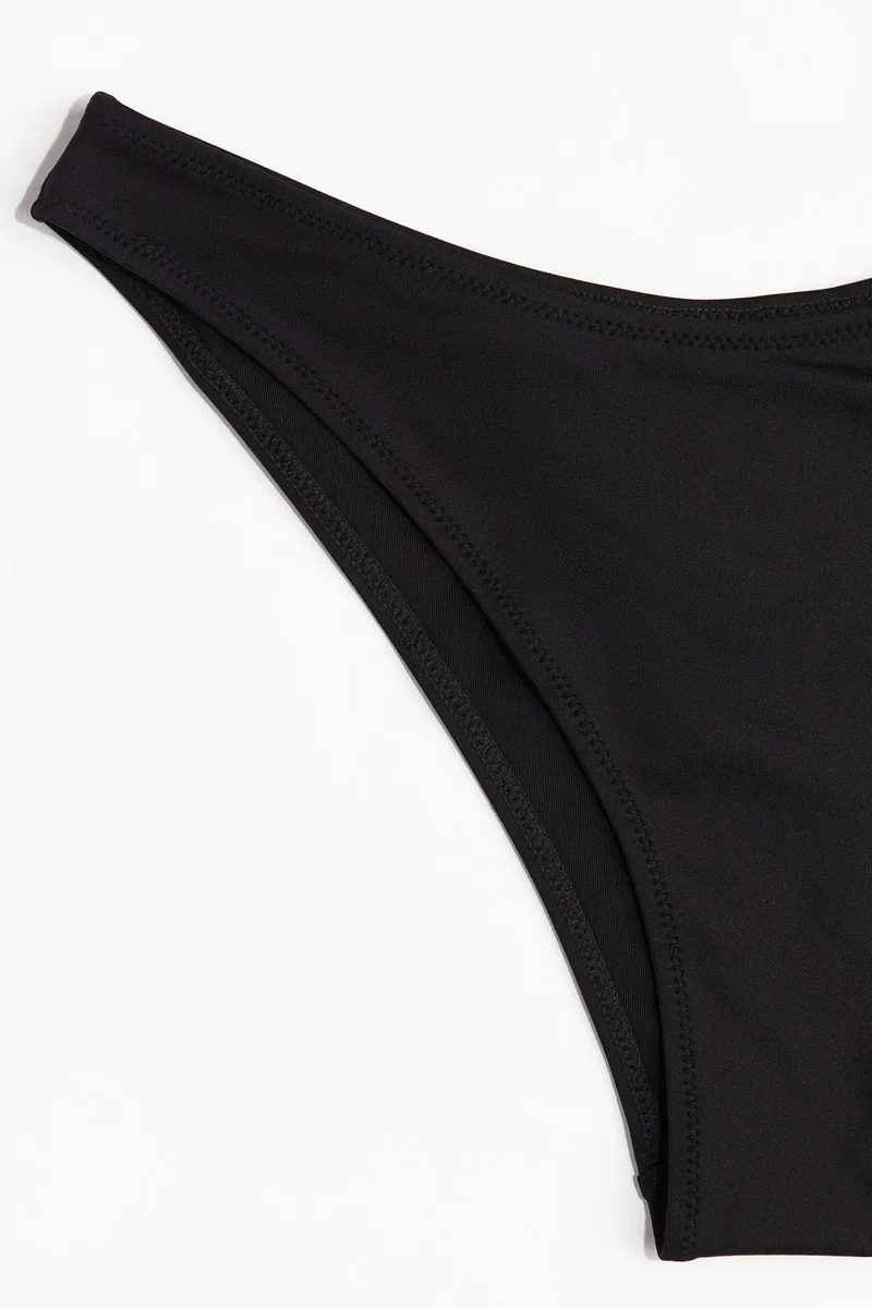 اتش اند ام شورت بيكيني جريء