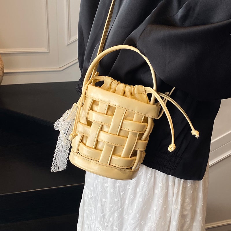 Personalized Cut Out Woven Small Bag For Women Fashion Hand-Held Bucket Bag Summer Versatile Shoulder Crossbody Bag - Image 4