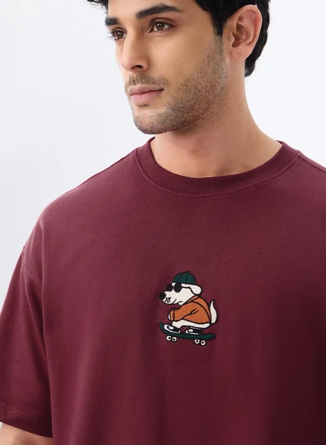 ذا سوليد ستور تيشيرت واسع بتفاصيل مُطرّزة