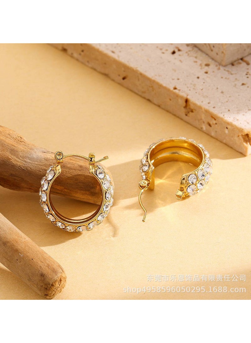 Gold earrings adorned with sparkling stones with a stylish and modern design, giving you a radiant and captivating look, perfect for all your occasions, adding a touch of luxury and elegance to your ears!