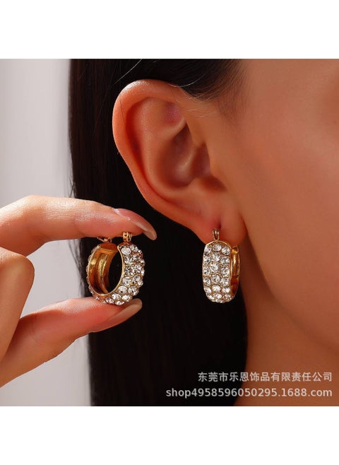 Gold earrings adorned with sparkling stones with a stylish and modern design, giving you a radiant and captivating look, perfect for all your occasions, adding a touch of luxury and elegance to your ears!