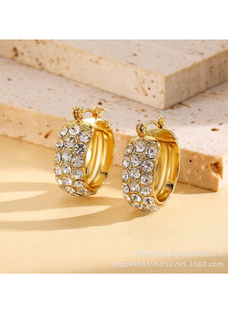 Gold earrings adorned with sparkling stones with a stylish and modern design, giving you a radiant and captivating look, perfect for all your occasions, adding a touch of luxury and elegance to your ears!