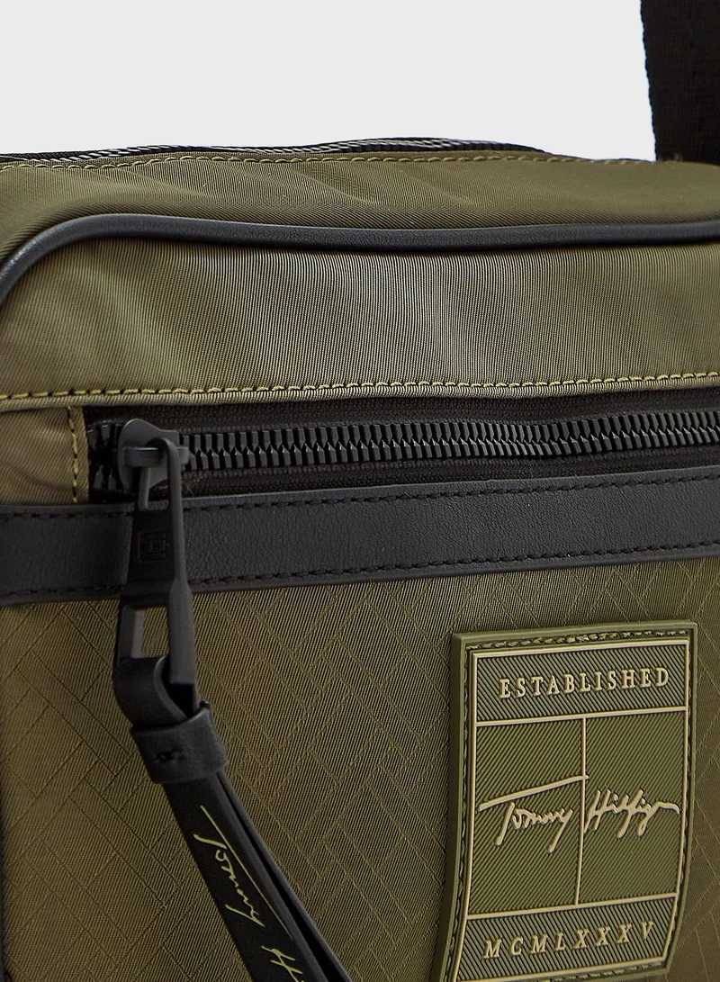 TOMMY HILFIGER Signature Logo Messenger Bag