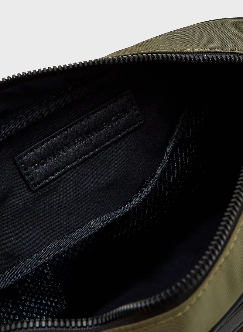 TOMMY HILFIGER Signature Logo Messenger Bag