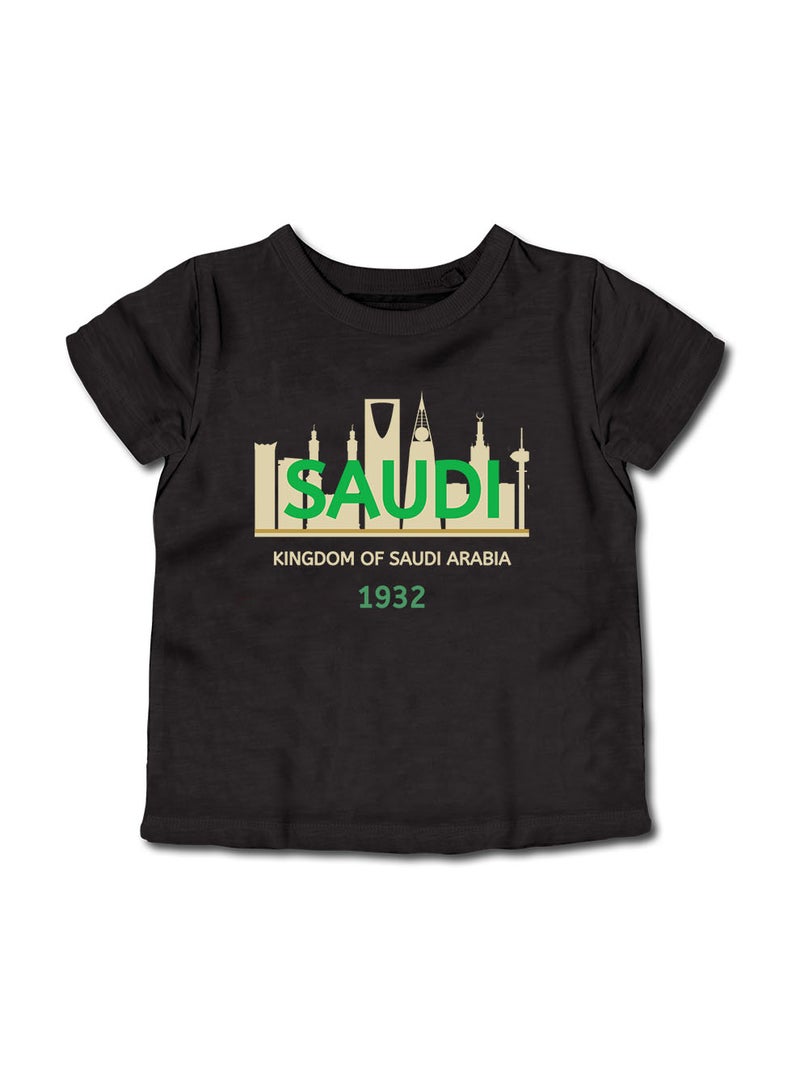 لوحة تيشيرت قطن للأطفال مناسب للأولاد والبنات لمناسبة اليوم الوطني السعودي أو للفخر بالانتماء للوطن في كل الأوقات - Image 1