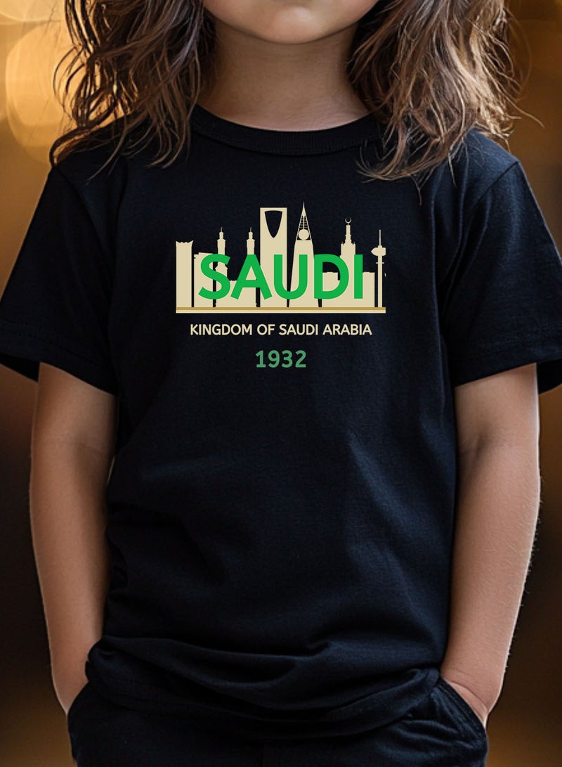 لوحة تيشيرت قطن للأطفال مناسب للأولاد والبنات لمناسبة اليوم الوطني السعودي أو للفخر بالانتماء للوطن في كل الأوقات - Image 2