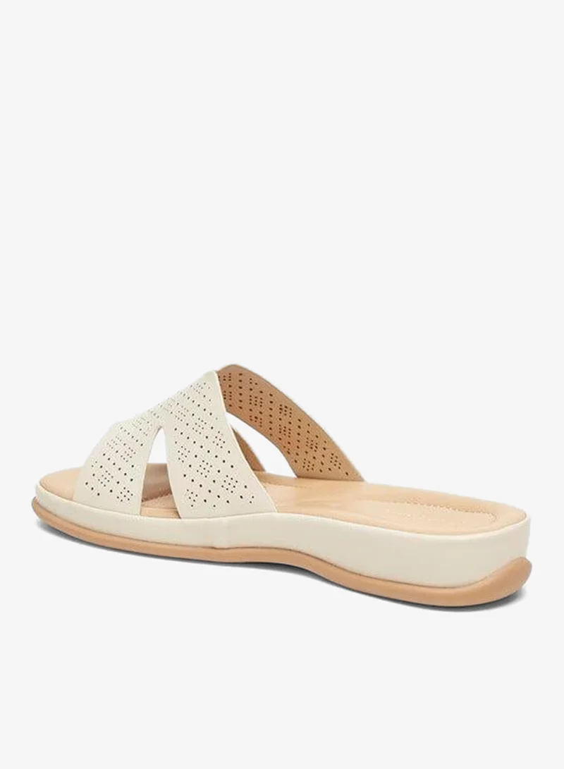 لو كونفورت صنادل نسائية سهلة الارتداء بتفاصيل مقصوصة بالليزر