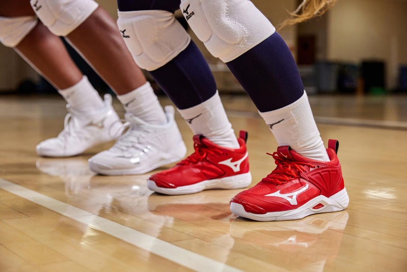 Mizuno حذاء ميسونو وومنز ويف مومنتوم 2 | حذاء كرة طائرة داخلي للنساء | أحمر/أبيض | مقاس 12 نسائي أمريكي - Image 2