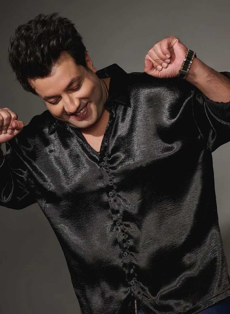 انستافاب بلس قميص رجالي   بلون أسود لامع لارتداء كاجوال بياقة عريضة وأكمام طويلة بأزرار ومقاس كبير بتصميم مريح للاستخدام اليومي