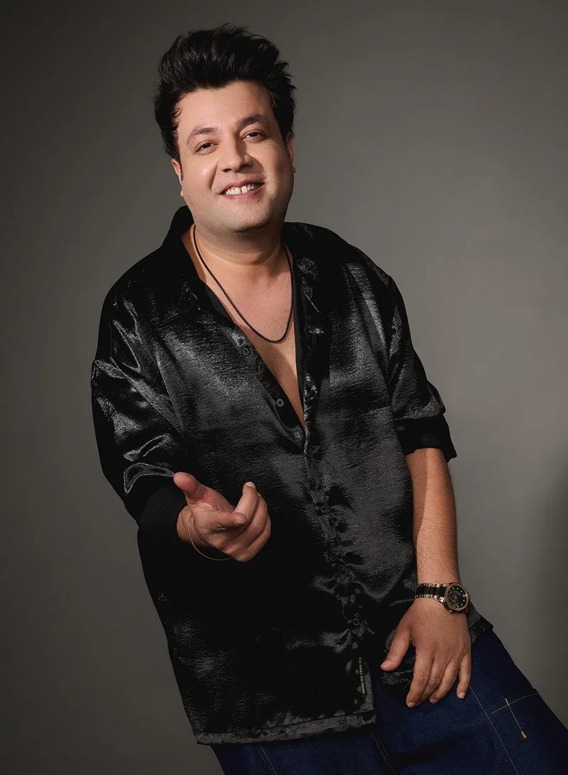 انستافاب بلس قميص رجالي   بلون أسود لامع لارتداء كاجوال بياقة عريضة وأكمام طويلة بأزرار ومقاس كبير بتصميم مريح للاستخدام اليومي