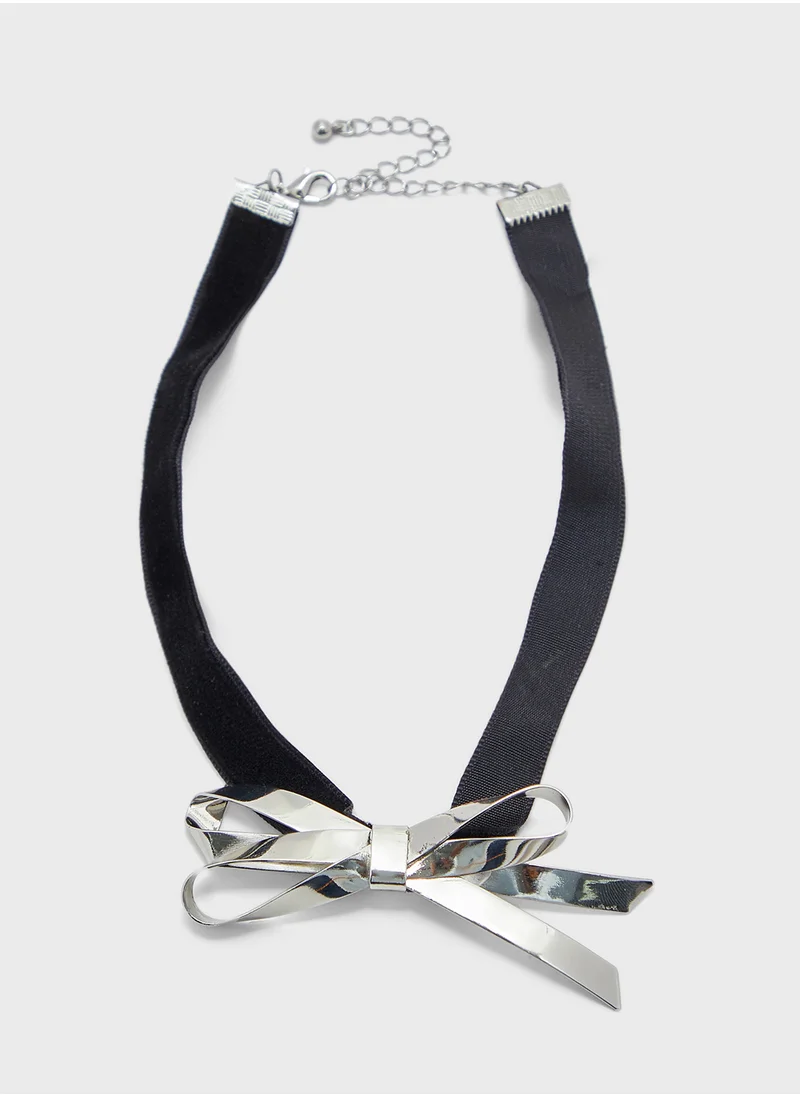 جينجر Bow Choker Necklace