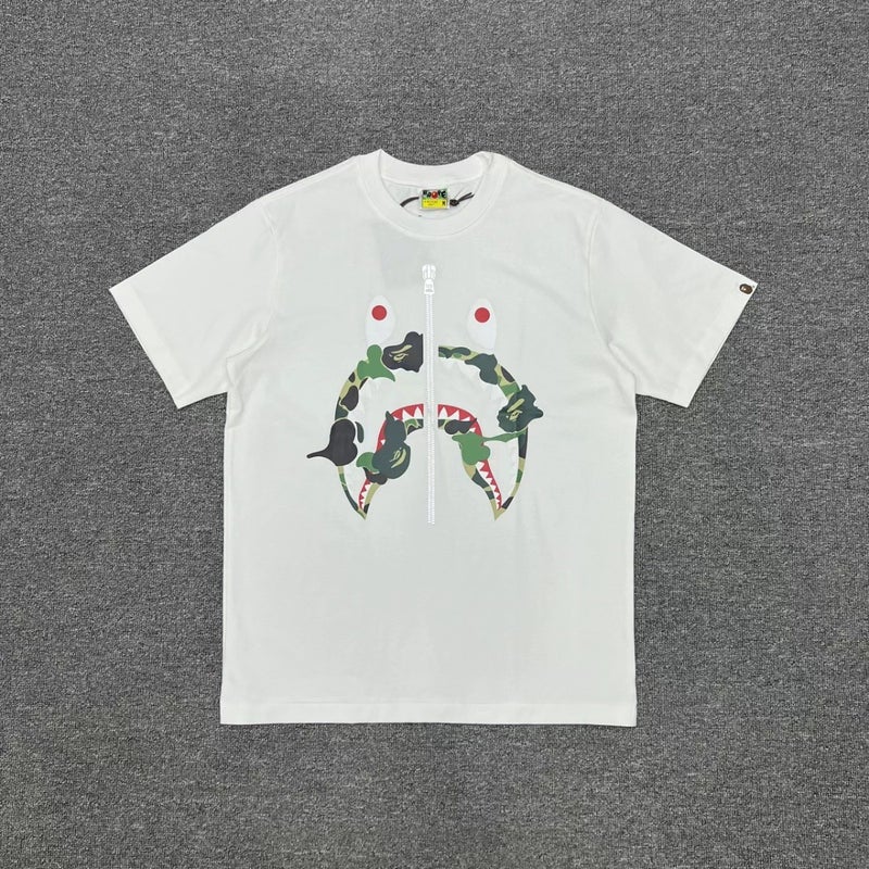 العلامة التجارية اليابانية العصرية Bape قميص تي شيرت قصير الأكمام بنمط تمويه مضيء مطرز بطبعة سمك القرش للرجال والنساء، قميص بنصف كم فضفف - Image 1