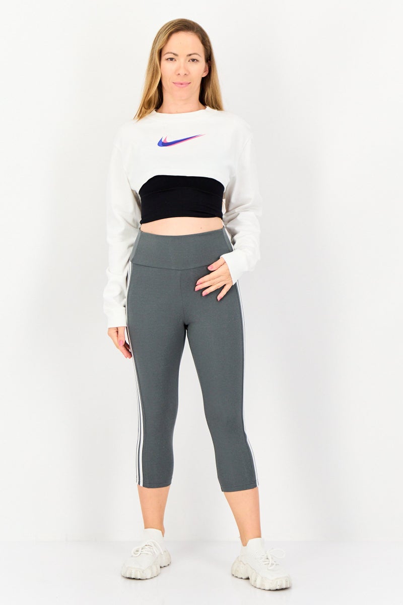 Nike تي شيرت نسائي بقصة فضفاضة بأكمام طويلة، خارجي، قصير، أبيض - Image 3