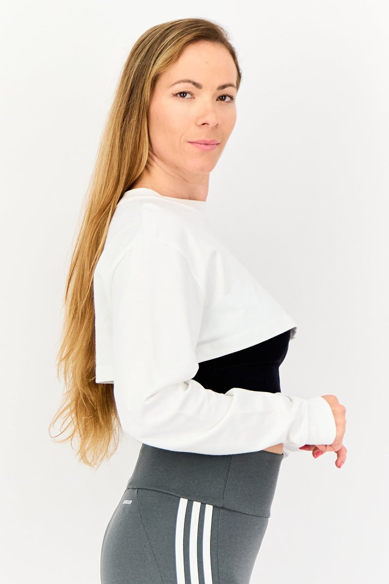 Nike تي شيرت نسائي بقصة فضفاضة بأكمام طويلة، خارجي، قصير، أبيض - Image 2