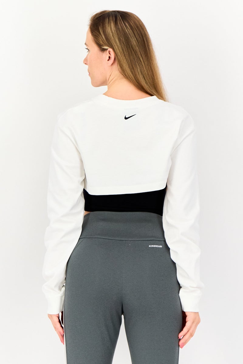 Nike تي شيرت نسائي بقصة فضفاضة بأكمام طويلة، خارجي، قصير، أبيض - Image 4