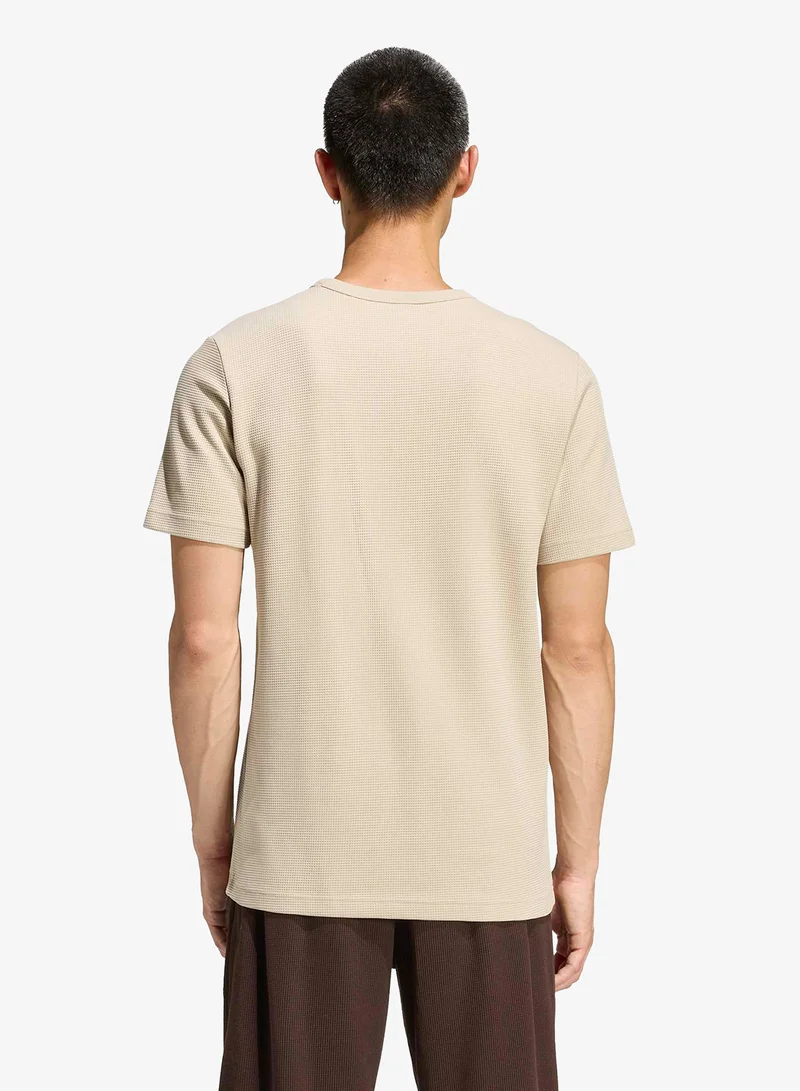 اديداس اوريجينالز تيشيرت وافل تريفويل إسنشالز