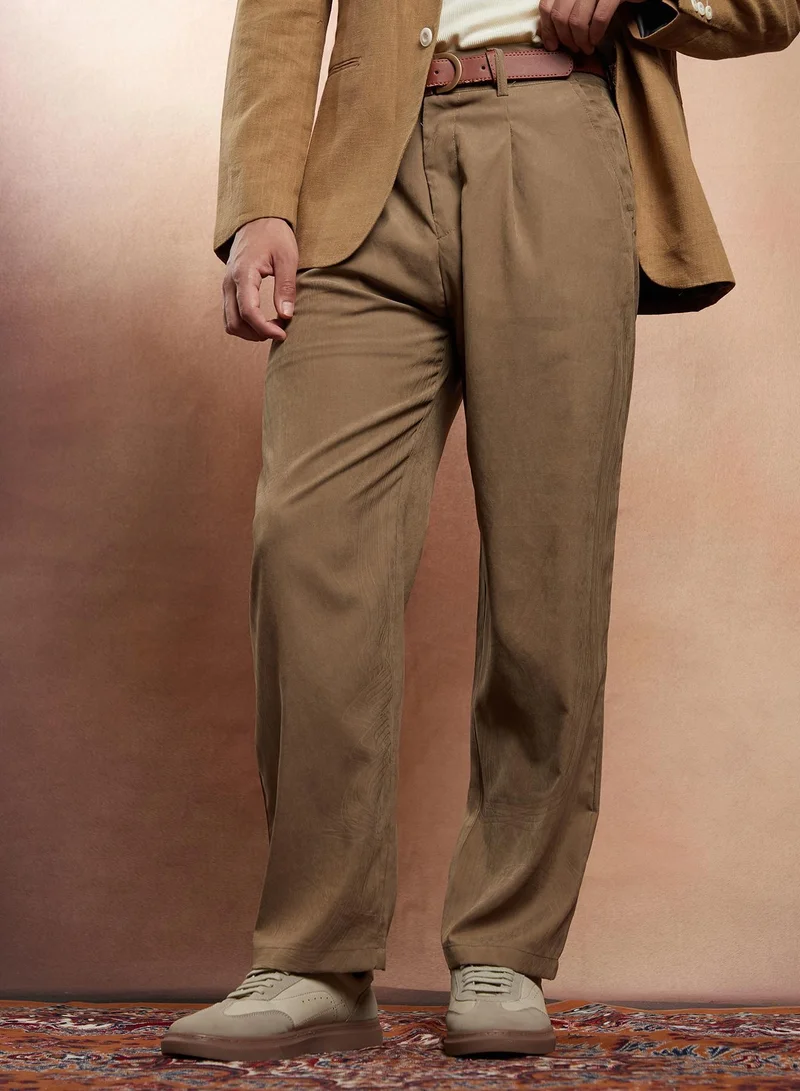 Campus Sutra Campus Sutra Men's Wood Brown Straight-Fit Pleated Tailored Trousers For Casual Wear | Mid-Rise | Straight Fit | Button Closure | Trousers Crafted With Comfort Fit For Everyday Wear