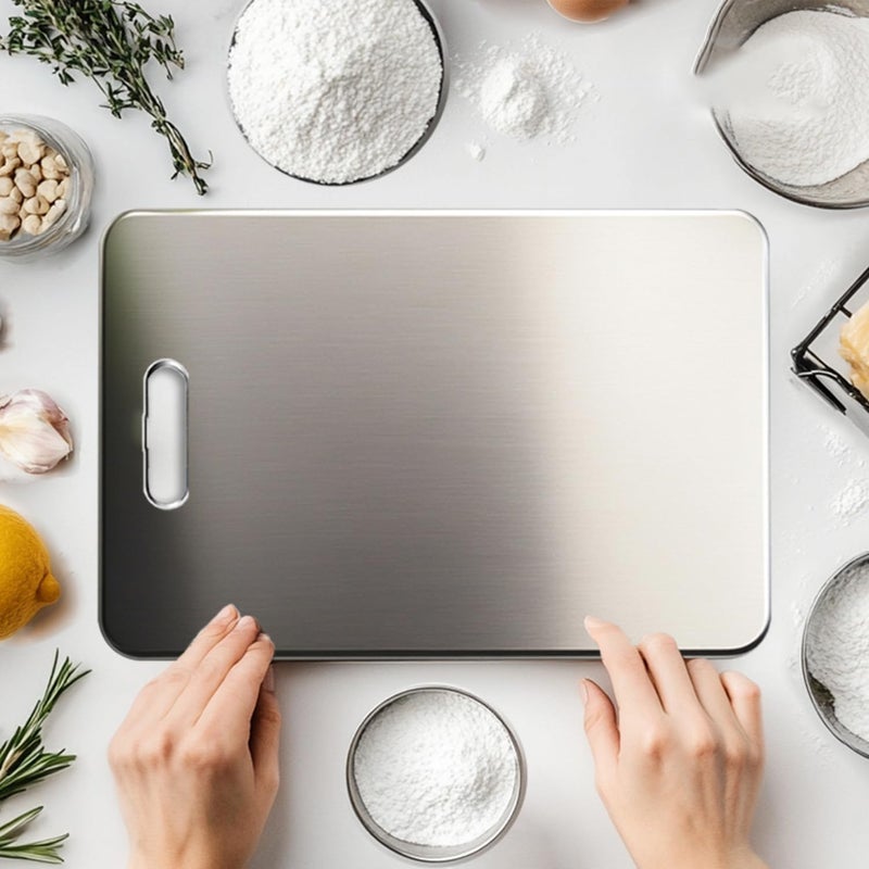 MAX-EMA GLOBAL لوح تقطيع من الفولاذ المقاوم للصدأ MAX-EMA 34x23 سم للمطبخ SUS 304 لوح تقطيع ثقيل للفاكهة والخضروات واللحوم آمن في غسالة الصحون، غير قابل للانزلاق، بتشطيب تيتانيوم - صغير - Image 2