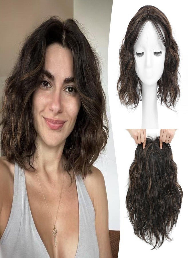 مش تاج وصلة شعر قصيرة مموجة من السيدة تاج بطول 11 بوصة للنساء ذوات الشعر الخفيف، قطعة شعر صناعية خفيفة الوزن وجيدة التهوية بقاعدة 6.5 بوصة × 6.5 بوصة، تضيف كثافة وتغطية فورية (بني داكن مع خصلات فاتحة) - Image 1