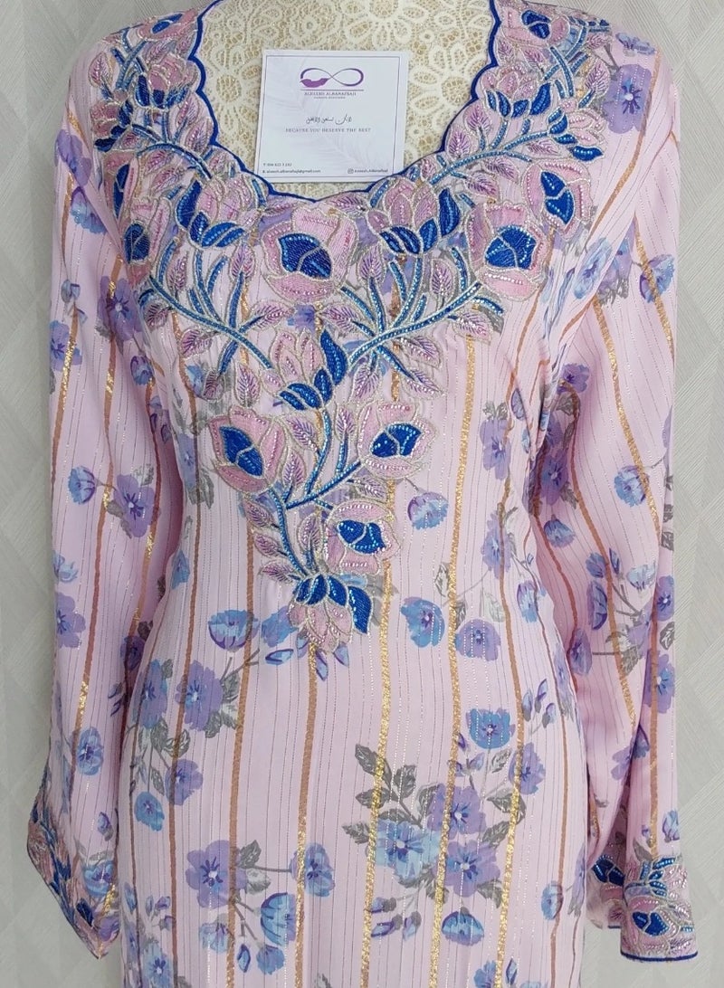 الريش البنفسجي  تطريز مخاوير خليجية شغل يدوي ✨ جلابية مطرزة جاهزة - Image 1