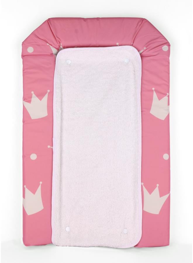 ماماز جيفت سجادة تغيير حفاضات هيكسو برنسيس. وسادة تغيير حفاضات هيكسو الناعمة والمُصممة بشكل مُحيطي مصنوعة من قماش مقاوم للماء وسهل التنظيف. صُممت هذه الوسادة لتناسب معظم أغطية الحفاضات والخزائن والطاولات.