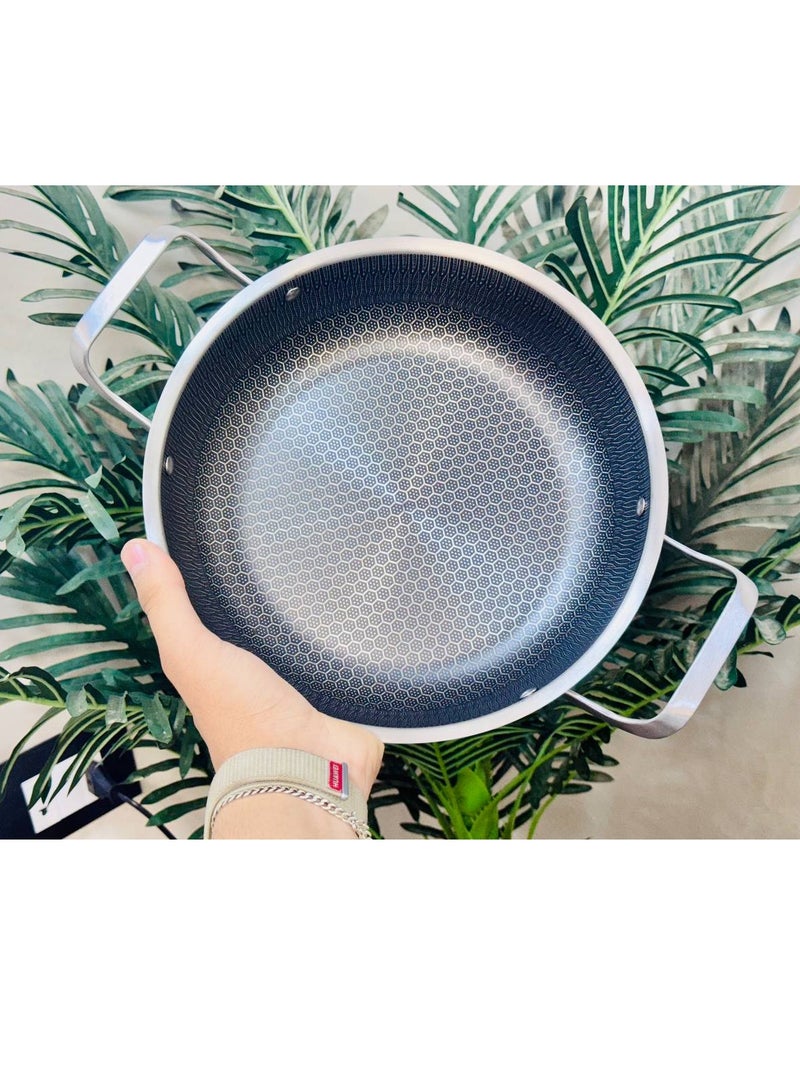 Stainless steel frying pan, size 28, with a non-stick coating. Practical, non-stick, and easy to clean. - Image 3