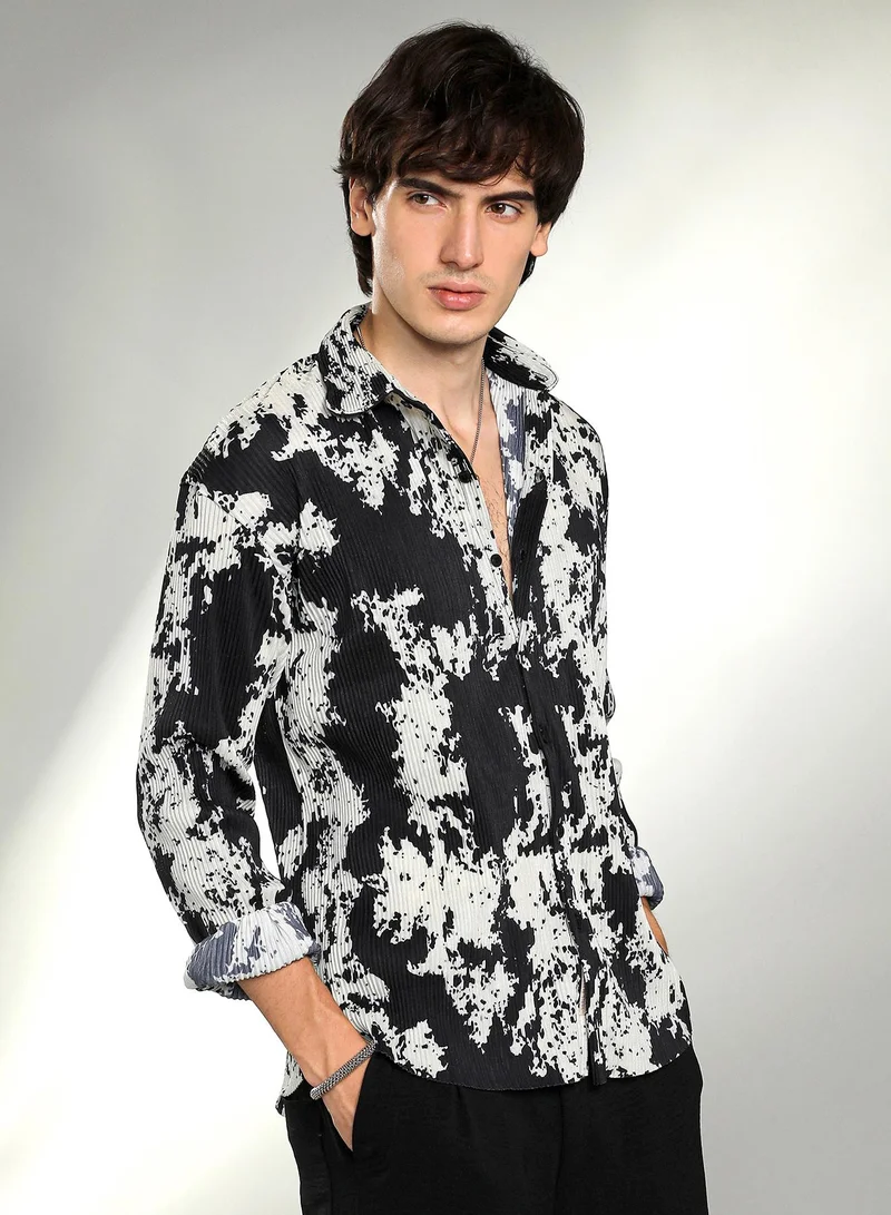 كامبوس سوترا Men's Onyx Black & Cream White Splash-Pleat Shirt For Casual Wear | Spread Collar | Long Sleeve | Button Closure | Shirt Crafted With Comfort Fit For Everyday Wear