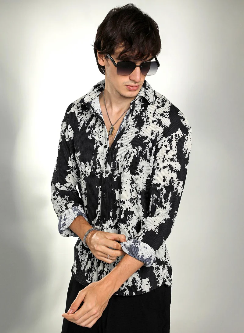 كامبوس سوترا Men's Onyx Black & Cream White Splash-Pleat Shirt For Casual Wear | Spread Collar | Long Sleeve | Button Closure | Shirt Crafted With Comfort Fit For Everyday Wear