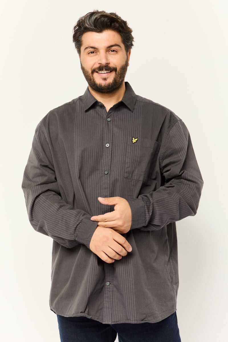 Lyle & Scott قميص رجالي عادي بقصة مريحة بأكمام طويلة بخطوط دقيقة، رمادي داكن - Image 1