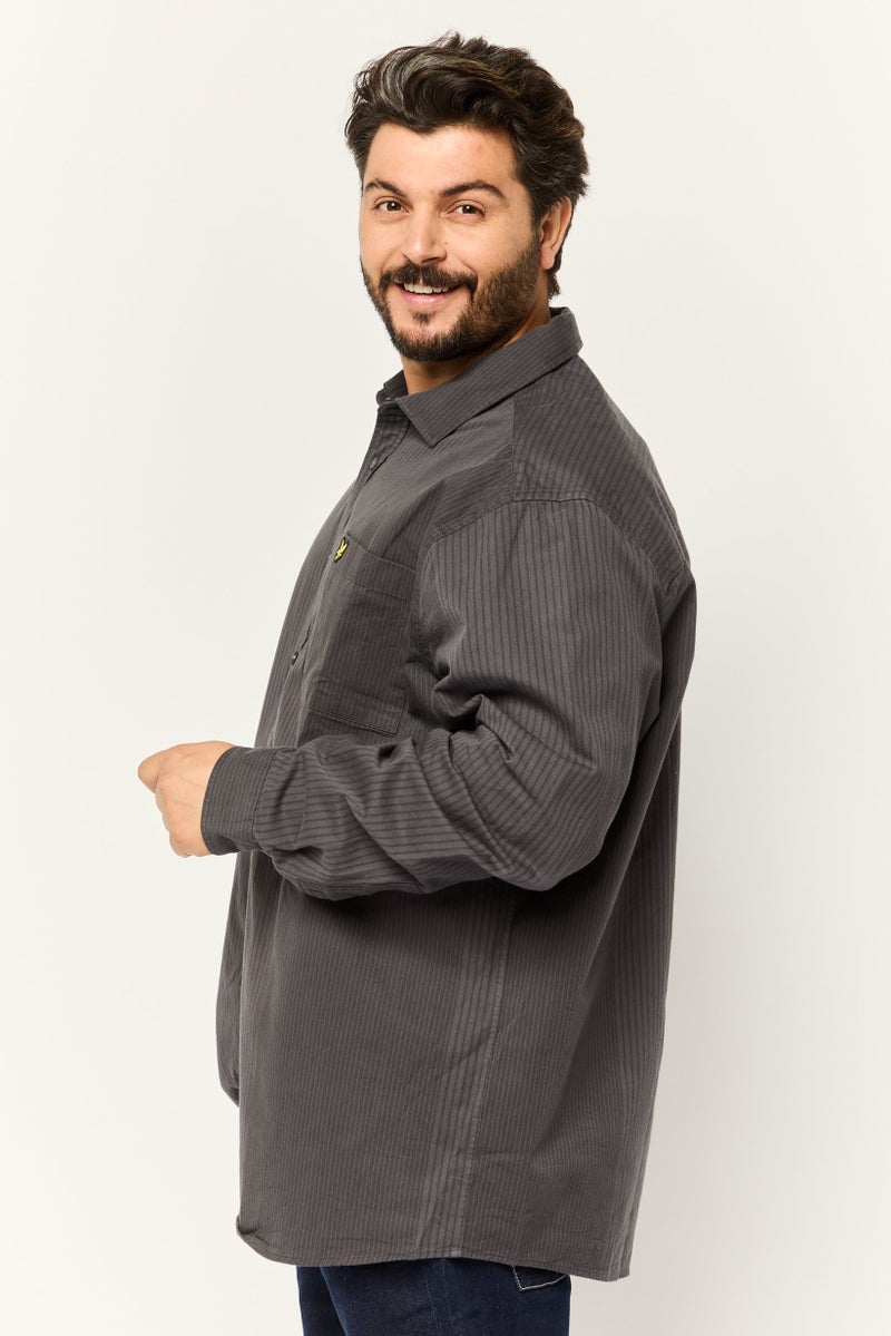 Lyle & Scott قميص رجالي عادي بقصة مريحة بأكمام طويلة بخطوط دقيقة، رمادي داكن - Image 2