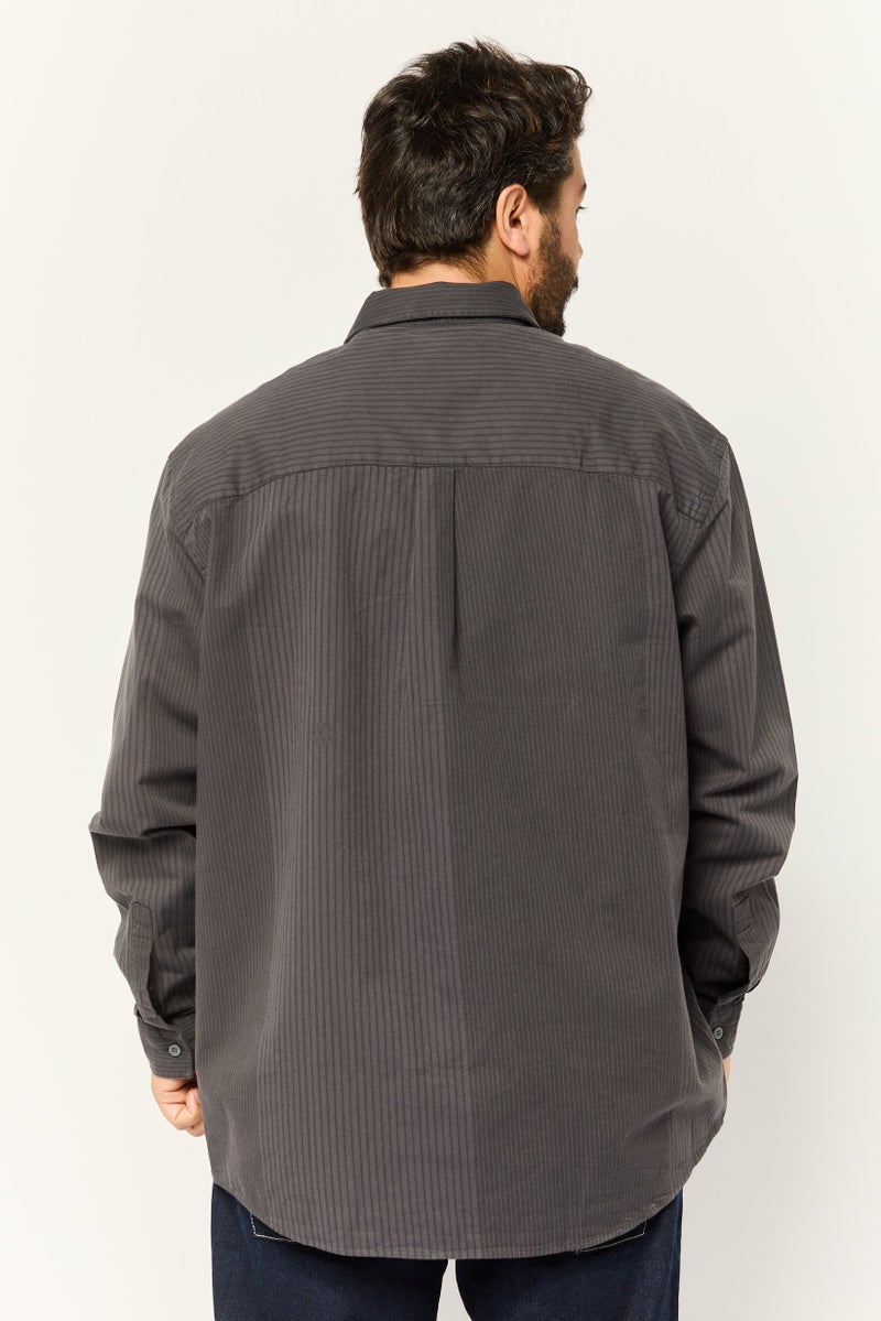 Lyle & Scott قميص رجالي عادي بقصة مريحة بأكمام طويلة بخطوط دقيقة، رمادي داكن - Image 4